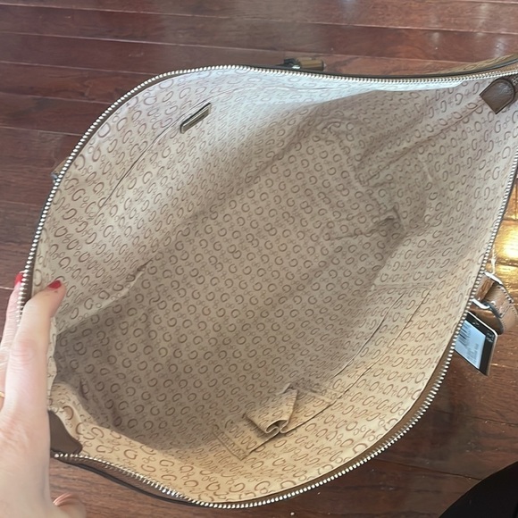 Brand New Guess Mandrake Travel Bag Large Zippered Shoulder Tote Purse in Mocha - Picture 11 of 14